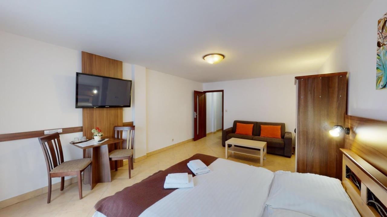 Garni Hotel Fatra เทรโควา ภายนอก รูปภาพ