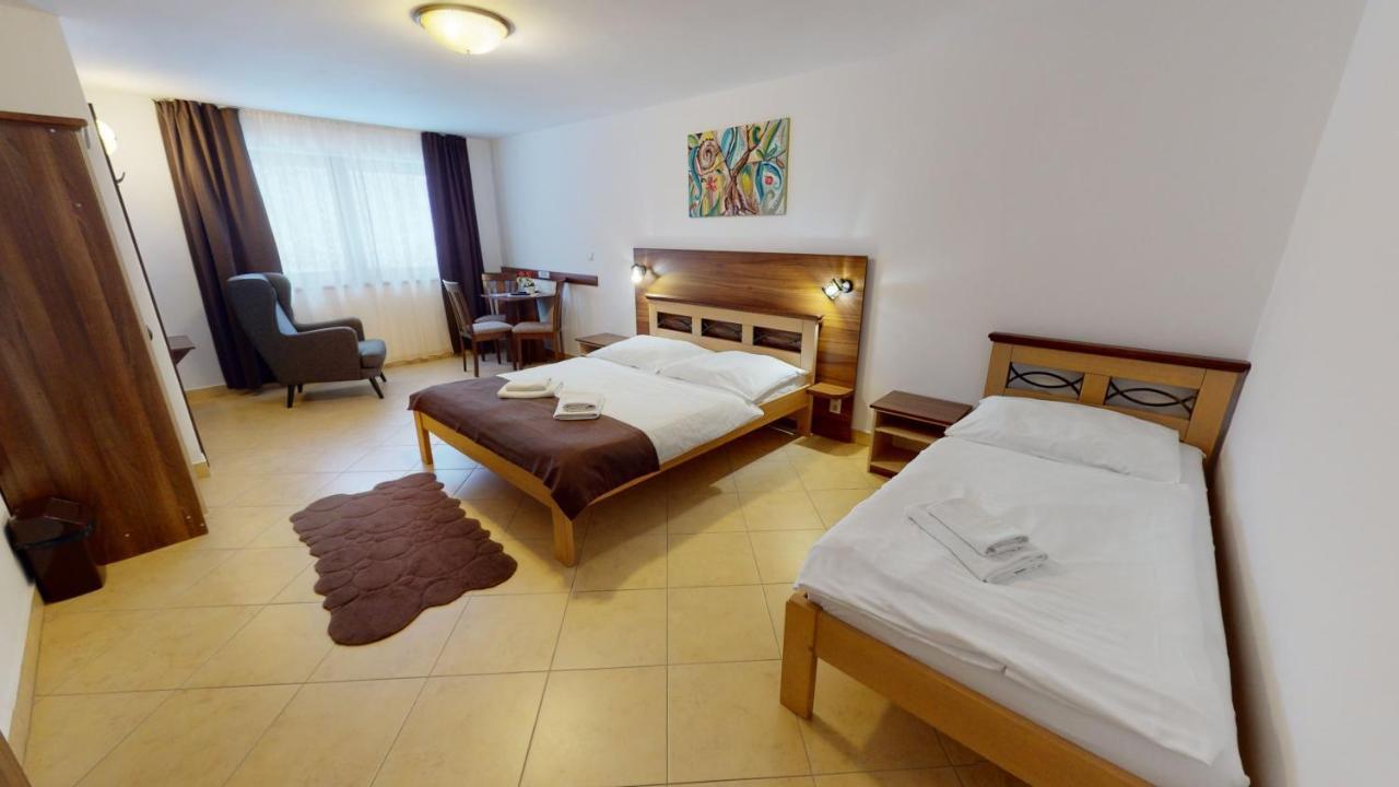 Garni Hotel Fatra เทรโควา ภายนอก รูปภาพ