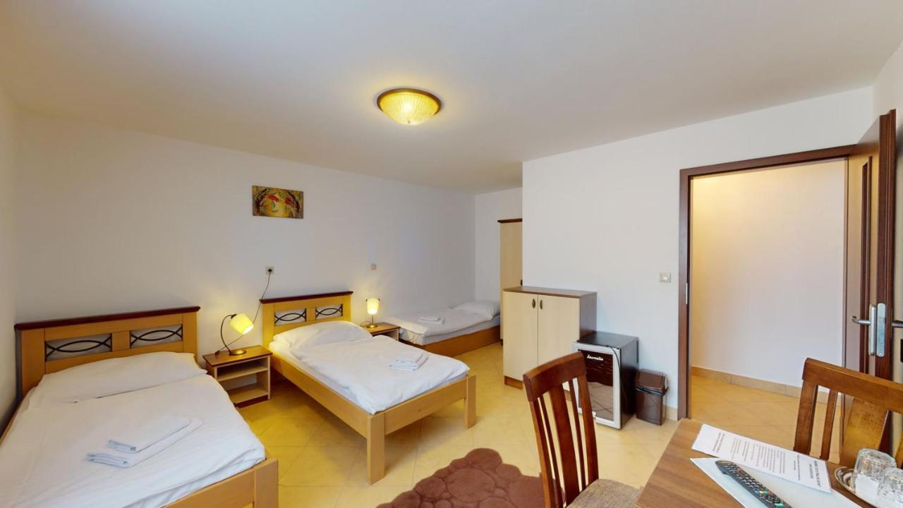 Garni Hotel Fatra เทรโควา ภายนอก รูปภาพ