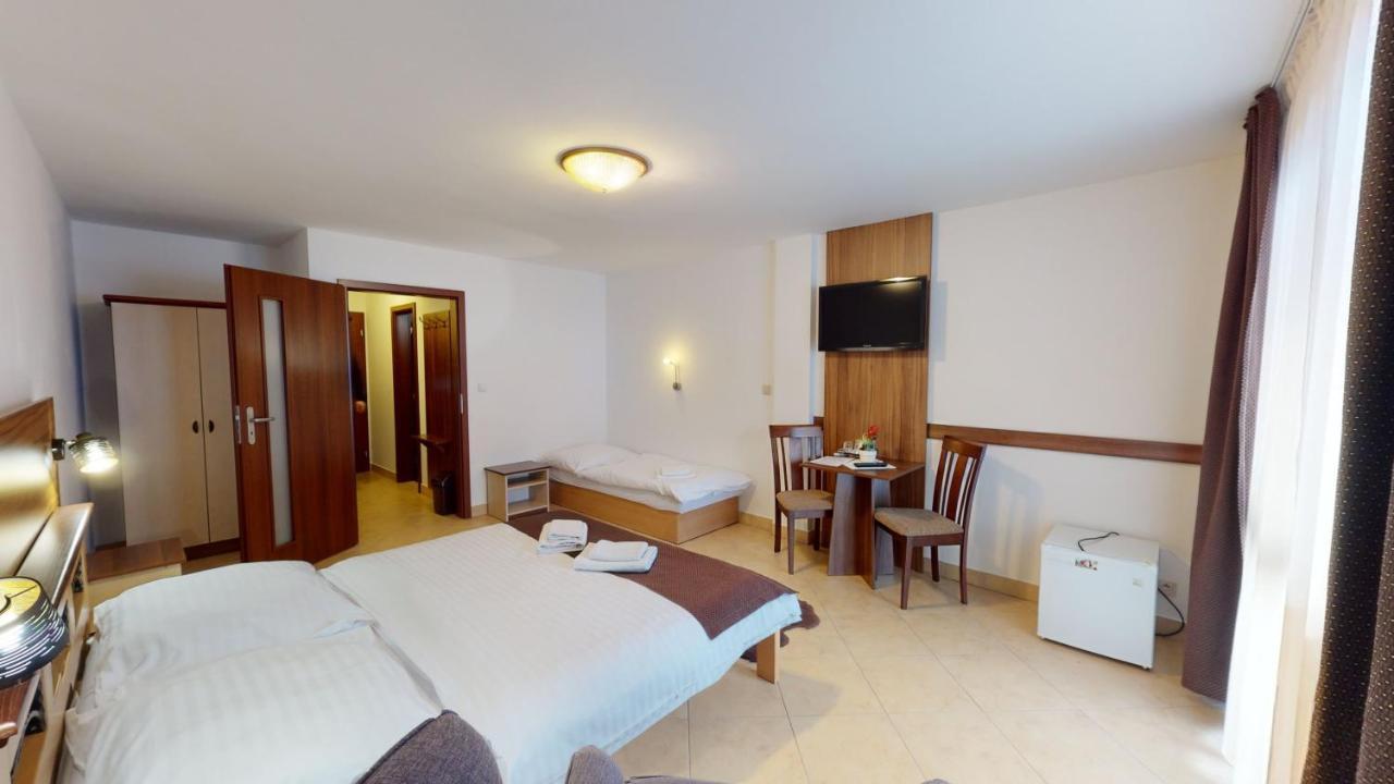 Garni Hotel Fatra เทรโควา ภายนอก รูปภาพ