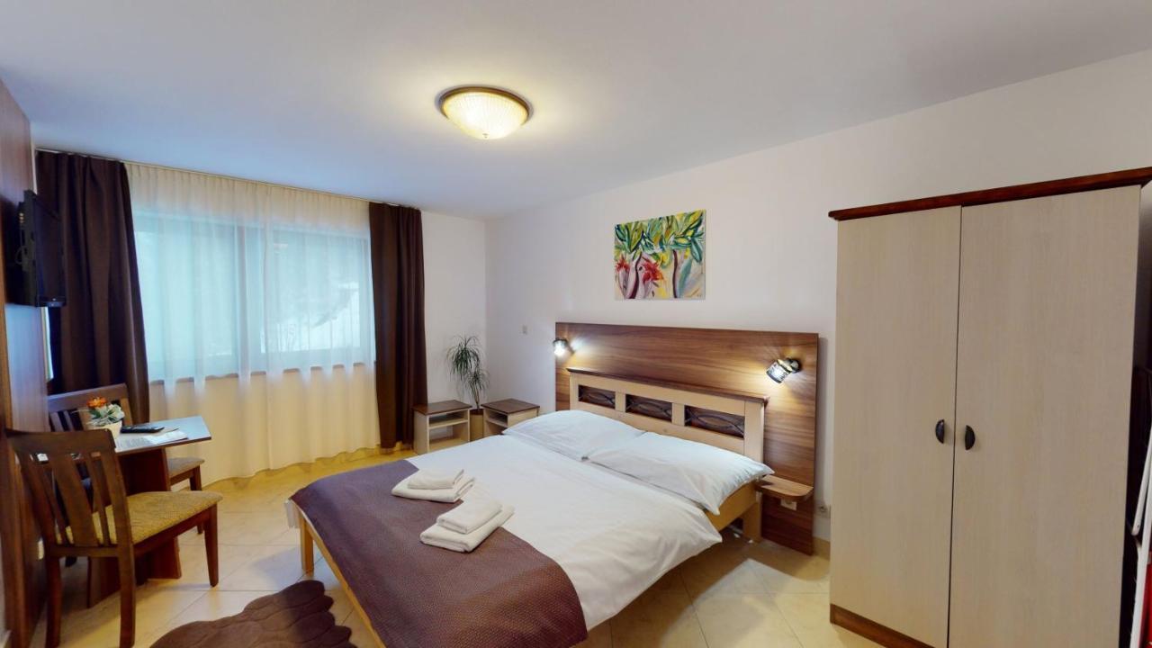 Garni Hotel Fatra เทรโควา ภายนอก รูปภาพ