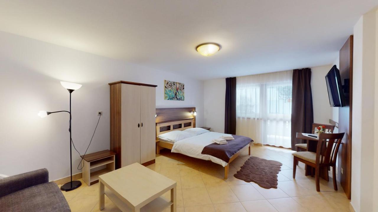 Garni Hotel Fatra เทรโควา ภายนอก รูปภาพ