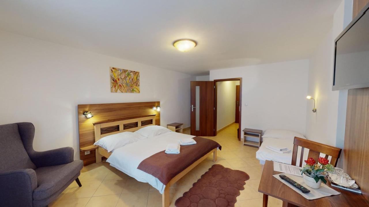 Garni Hotel Fatra เทรโควา ภายนอก รูปภาพ