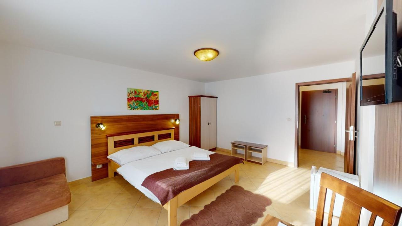 Garni Hotel Fatra เทรโควา ภายนอก รูปภาพ