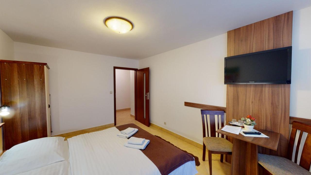 Garni Hotel Fatra เทรโควา ภายนอก รูปภาพ