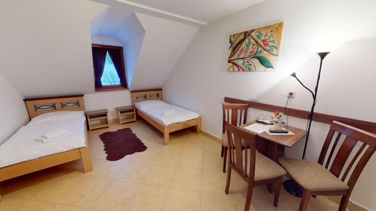 Garni Hotel Fatra เทรโควา ภายนอก รูปภาพ