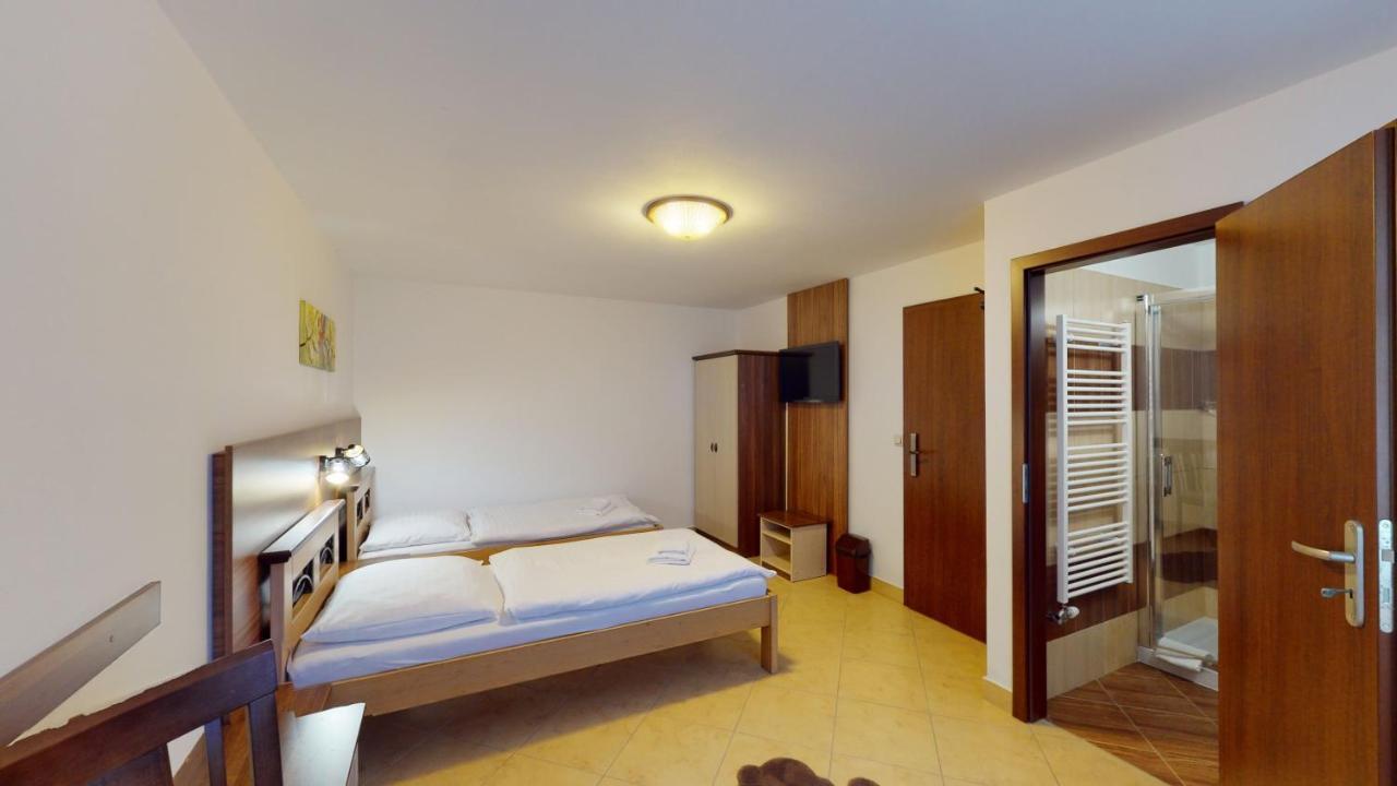 Garni Hotel Fatra เทรโควา ภายนอก รูปภาพ