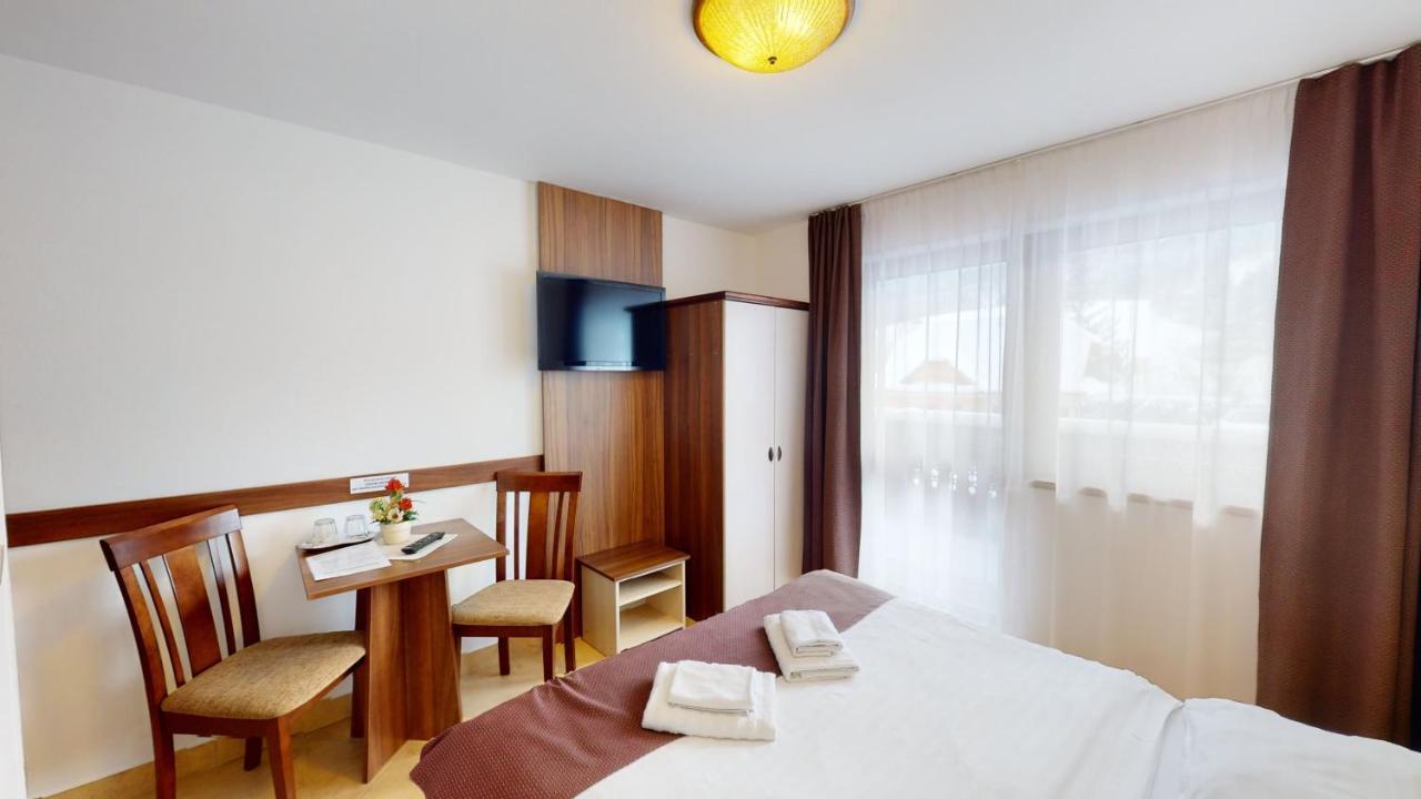 Garni Hotel Fatra เทรโควา ภายนอก รูปภาพ