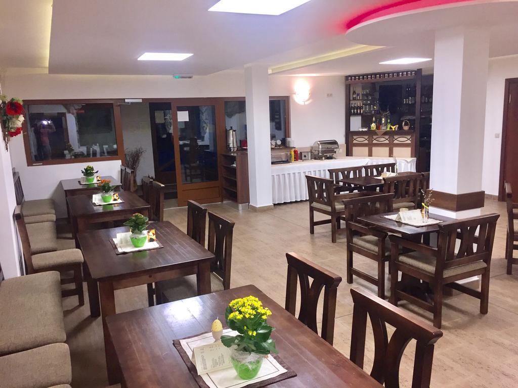 Garni Hotel Fatra เทรโควา ภายนอก รูปภาพ