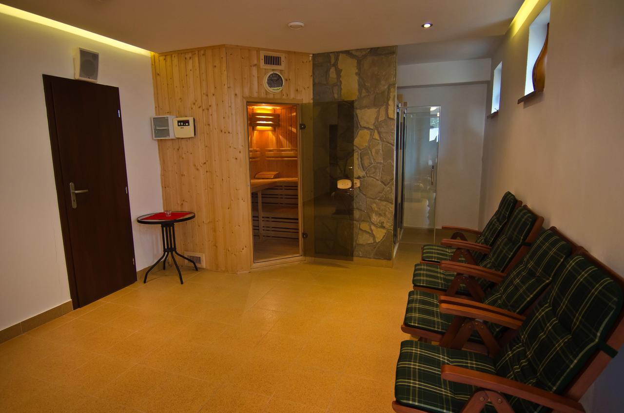 Garni Hotel Fatra เทรโควา ภายนอก รูปภาพ